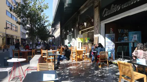 Las mesas deben ser colocadas en zig-zag y a una distancia de 1.5 metros entre ellas. Foto EE: Rosario Servin.