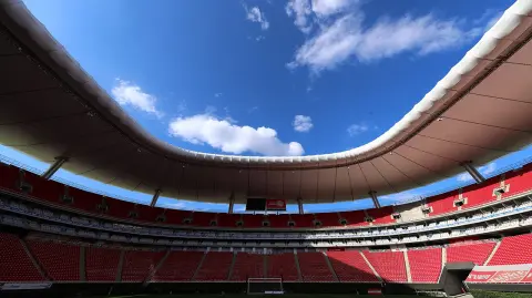 El clásico del futbol entre las Chivas del Guadalajara y las Águilas del América se disputará en el Estado Akron. Foto EE: Archivo