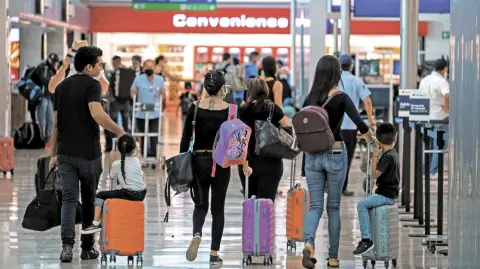 Usuarios del aeropuerto de Cancún, varios colombianos que buscan ingresar a México han denunciado que han sido supuestamente maltratados y humillados en la zona de migración en los aeropuerto de la Ciudad de México y de Cancún-