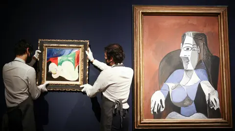 Las obras "Femme nue couchée au collier" y "Femme assise dans un fauteuil noir" de Pablo Picasso forman parte de los lotes que subastará Christie's. Foto: Reuters