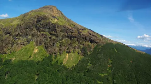 El volcán Mate Grande muestra rocas volcánicas y flujos de lava estratificada. Foto EE: Cortesía / Reginal L. Hermanns - Universidad de Chile