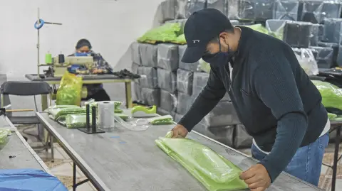 Empresa mexiquense fabrica trajes de polietileno econ�micos, su uso puede ser en hospitales, �reas administrativas, el hogar, sobre todo en la �nueva normalidadi durante la contingencia por COVID-19.