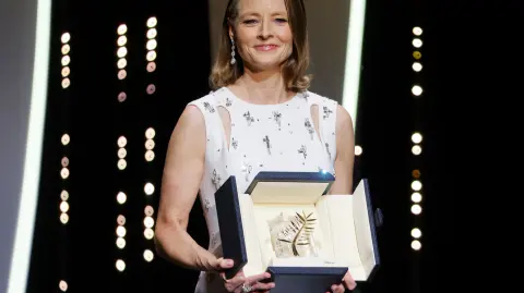 La actriz y directora Jodie Foster fue galardonada con la Palma de Oro de Honor 45 años después de que pisara por primera vez Cannes con el filme Taxi Driver, de Martin Scorsese. Foto: Reuters