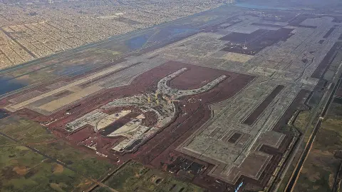 TEXCOCO, ESTADO DE M…XICO, 06NOVIEMBRE2018.- Vista aÈrea de la construcciÛn del Nuevo Aeropuerto Internacional de MÈxico, en el cual contin˙an los trabajos hasta la entrada del prÛximo gobierno federal que planea cancelar la obra.FOTO: ISAAC ESQU