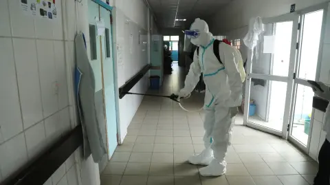 Personal médico sanitizando hospital con paciente de Ébola. Foto: Reuters