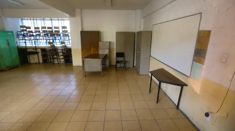 A menos de una semana de que regresen las niñas y niños a las aulas, se realizan las labores de limpieza en diversos planteles en la Ciudad de México. Foto EE: Eric Lugo