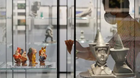 Los Siete Enanos del clásico de Disney, "Blanca Nieves y los siete enanos" y una de las hadas de "Cenicienta". Foto: Reuters.