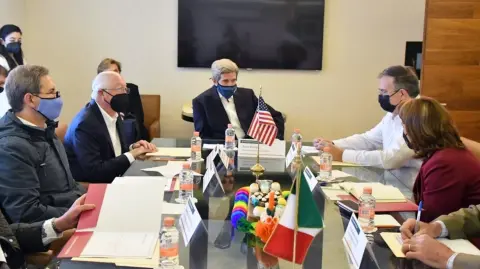 En su visita a México, el lunes 18 de octubre, John Kerry, enviado especial del presidente estadounidense Joe Biden para Acción Climática, se reunió con el canciller Marcelo Ebrard. Foto EE: Cortesía Twitter 