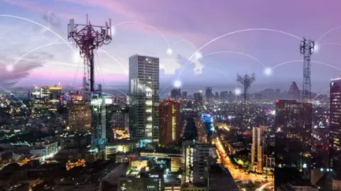 El Instituto Federal de Telecomunicaciones administra y vigila la explotación del espectro radioeléctrico en distintos servicios como televisión, radio, telefonía e Internet. Foto: EE Archivo.