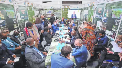 Un grupo de delegados, ayer en Glasgow. Foto: Reuters