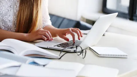 La STPS tiene hasta julio para emitir la NOM sobre salud y seguridad en teletrabajo. Foto: Freepik