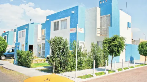 El presidente de la CANADEVI Fernando Mendoza Pesquera, aclaró que como organización niegan que las constructoras en Querétaro se encuentren construyendo casas pequeñas. Ellos se basan en los parametros establecidos por la Ley. Fraccionamientos de reciente creación en el municipio de San Juan del Río, donde la queja constante de los dueños es que las casas cada vez son más reducidas.