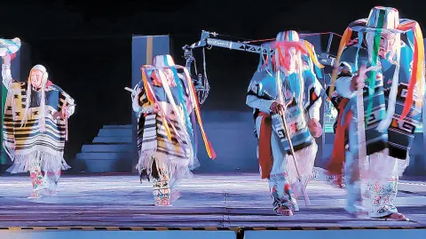 La Danza de los Viejitos de Jarácuaro y la Danza de Kúrpites de San Juan Nuevo fueron las representaciones más ovacionadas de la noche. Foto EE: Patricia Ortega.