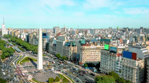 La caída abrupta del salario promedio real, la aceleración de la inflación, la devaluación sostenida explican este fenómeno que grafica el empobrecimiento de la clase media trabajadora.