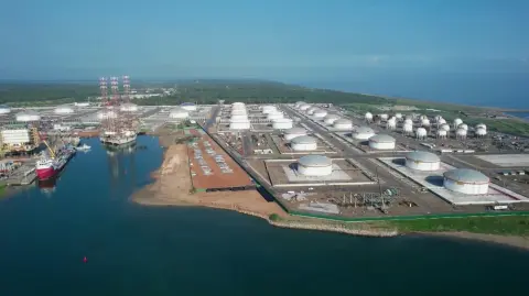 Este complejo tendrá una capacidad de procesamiento de 340,000 barriles por día. Foto EE: Especial / Captura de video