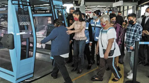 CIUDAD DE M…XICO, 08AGOSTO2021.- Claudia Sheinbaum, jefa de gobierno de la Ciudad de MÈxico, en compaÒÌa de Clara Brugada, alcaldesa de Iztapalapa; JosÈ Obed Rouanett, presidente de la Constructora ALFA; AndrÈs Lajous, secretario de Movilidad de la capital; Jorge ¡rganÌs, secretario de Comunicaciones y Transportes, asÌ como los gobernadores de Michoac·n, Alfredo RamÌrez Bedolla, y CuauhtÈmoc Blanco de Morelos, encabezaron la inauguraciÛn de la lÌnea 2 del Cabeb˙s que corre de Santa Marta a ConstituciÛn de 1917. El costo del trayecto ser· de $7 pesos y se prevÈ que el nuevo sistema de transporte movilice a 200 mil personas por dÌa. Asimismo, esta pensado para reducir los tiempos de recorridos de los habitantes de una de las alcaldÌa con mayor densidad poblacional. FOTO: GALO CA—AS/CUARTOSCURO.COM