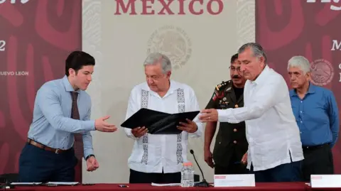 Samuel García, gobernador de Nuevo León; Andrés Manuel López Obrador, presidente de México y Adán Augusto López, secretario de Gobernación. Foto EE: Cortesía Presidencia de México