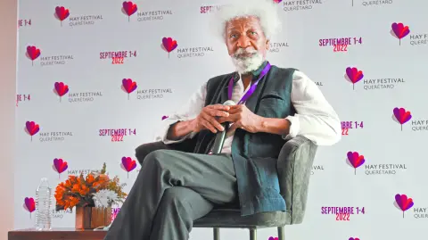 Wole Soyinka dramaturgo, poeta, ensayista y narrador yoruba
