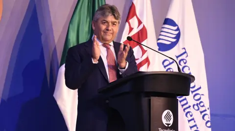 México está en el momento ideal para reinventarse: Fernández Carbajal