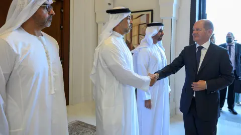 El viceprimer ministro de los Emiratos Árabes Unidos, el jeque Mansour bin Zayed al-Nahyan, se reunió con el canciller alemán Olaf Scholz en Abu Dhabi, Emiratos Árabes Unidos. Foto: Reuters