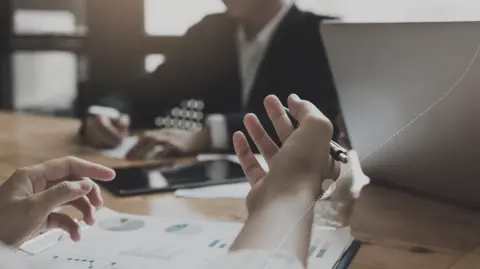 Conoce la nueva experiencia de invertir con SURA. Branded Content.