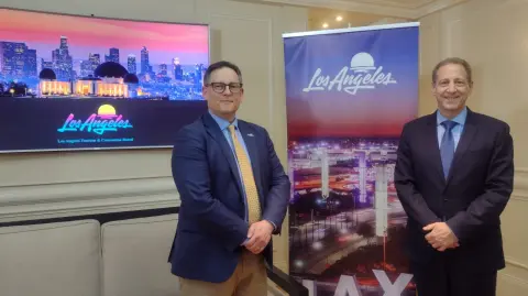 A la izquierda, Adam Burke, presidente de Los Angeles Tourism & Convention Board. Foto: Cortesía