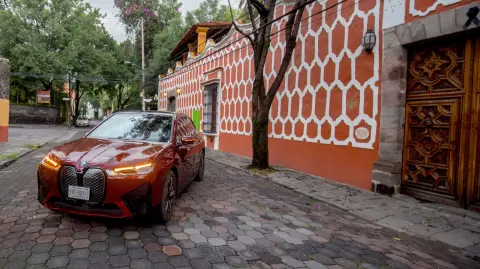  El trabajo del sistema de suspensión, el bajo centro de gravedad o la distancia entre vías, son responsables de que la masa del iX siempre se comporte dentro de los límites de seguridad.