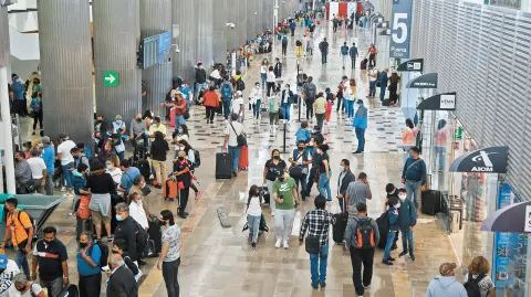 Hasta el 9 de diciembre pasado, el AICM registró un movimiento de 37 millones 894,129 pasajeros. Foto EE: Eric Lugo