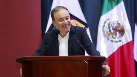 Alfonso Durazo informó que se construirá el tramo que conduce de la carretera 36 norte al Desemboque, se rehabilitará el trayecto de Bahía de Kino a Punta Chueca y se habilitará un camino de Punta Chueca a Desemboque