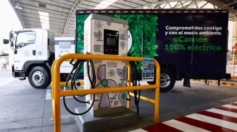 Estación de recarga para camiones eléctricos de carga pesada de Grupo Modelo está ubicada en la colonia Doctores, alcaldía Cuauhtémoc. Foto: Twitter.com/ClaudiaShein