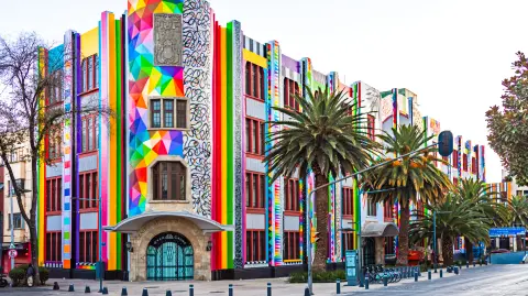 El edificio del Frontón México, que se encuentra en la Avenida de la República 17, en la Colonia Tabacalera en una de las laterales del Monumento a la Revolución