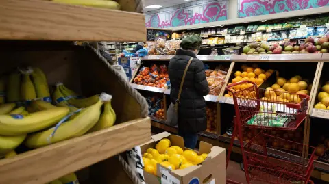 El Departamento de Comercio informó que las ventas minoristas disminuyeron 0.4% el mes pasado