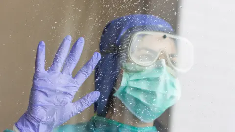 Para arzo de 2020, los casos de Covid-19 se estaban proliferando a una velocidad alarmante