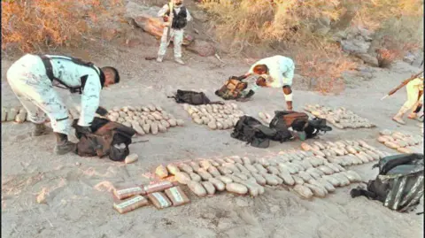 Ejercito Mexicano asegura m�s de 680 kilogramos de droga sintetica y 61 mil pastillas de posible fentanilo en Sonora y Baja California.