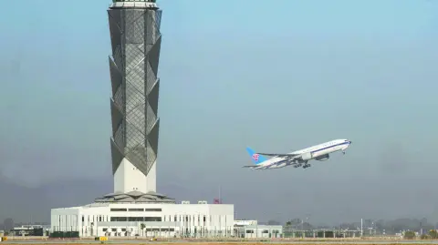 Un vuelo de carga chino despega desde una de las pistas del Aeropuerto Internacional Felipe �ngeles.