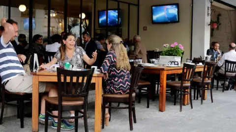 Canirac ofrece a sus afiliados un proceso para beneficiarse de la suspensión del Reglamento de Control del Tabaco y reactivar zonas de fumadores en sus restaurantes. Foto EE: Archivo