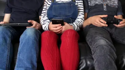 Los niños tienen a su disposición una cantidad cada vez mayor de pantallas, gracias al auge de teléfonos inteligentes, tabletas y videoconsolas. Foto: Shutterstock