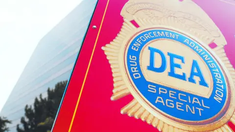 A los cárteles les cuesta tan solo 10 centavos de dólar producir una píldora falsa mezclada con fentanilo que se vende en Estados Unidos entre 10 y 30 dólares por unidad.