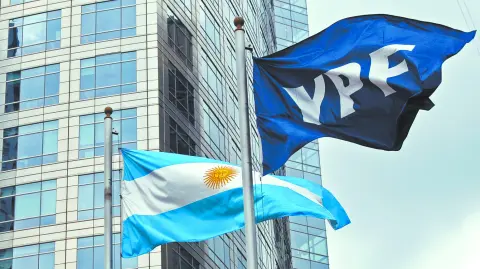 Burford había comprado en 2015 por unos 15 millones de dólares el derecho a litigar por la quiebra de las sociedades del grupo Petersen, que ingresó a YPF de la mano del expresidente Néstor Kirchner.