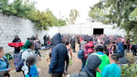 A principios de agosto, el INM rescató a familias de migrantes retenidas en Yehualtepec, Puebla. Foto EE: Cortesía INM