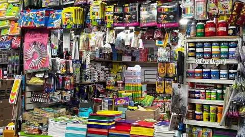 En este regreso a clases las papelerías casi no tienen gente, un día venden muy bien pero tres nada .