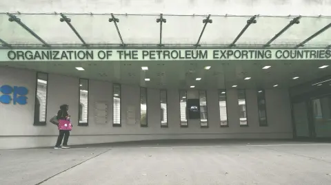 El informe mensual de la OPEP prevé que la demanda mundial de crudo aumente en 2.5 millones de barriles diarios en el 2024. Foto: AFP