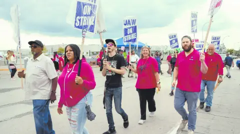 En 2023, sus convenios colectivos con la UAW en EU y Unifor en Canadá, así como los convenios en México, expirarán, lo que requerirá nuevas negociaciones.