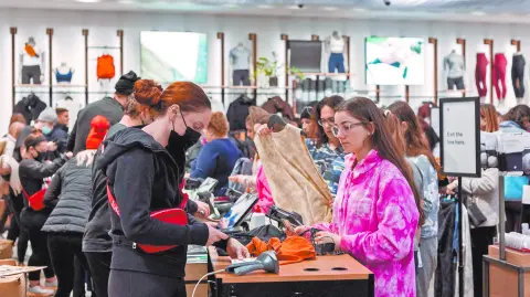 El gasto de los consumidores estadounidenses sigue superando las expectativas. Foto: Reuters