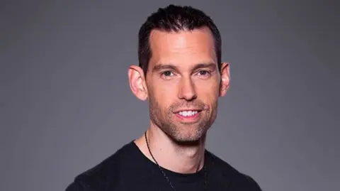 Tom Bilyeu, cofundador de Quest Nutrition dice que el emprendedor requiere ser coleccionista de conocimientos y aprender de cada situación,.