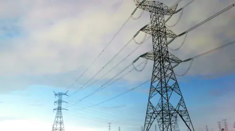 CUAUTLA, MORELOS, 08AGOSTO2021.- Torres de trasmisiÛn de energÌa elÈctrica en los caÒaverales de este municipio. FOTO: MARGARITO P…REZ RETANA / CUARTOSCURO.COM