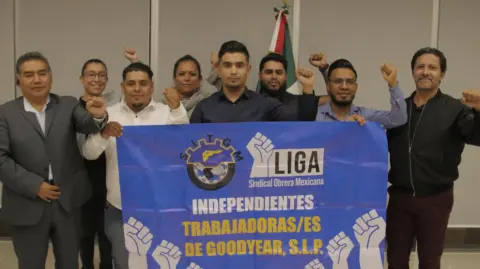 e firmó un Convenio entre la Liga Sindical Obrera Mexicana y la empresa Goodyear en su planta de San Luis Potosí para avanzar en el Plan de Remediación acordado por los gobiernos de México y Estados Unidos en el marco del Mecanismo Laboral de Respuesta Rápida (MLRR) del T-MEC. Foto: Cortesía