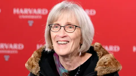 Claudia Goldin resalta el cambio de identidad de las mujeres a partir de su incursión en el mundo laboral y su desarrollo de capital humano. Foto: AFP
