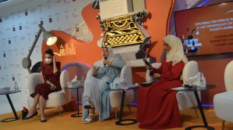 La investigadora emiratí Yasmin Al Rawi y la periodista estadounidense Taylor Lorenz se encargaron del conversatorio “Explorando las implicaciones éticas de las IA y la tecnología en el futuro de la actual generación”. Foto EE: Ricardo Quiroga.