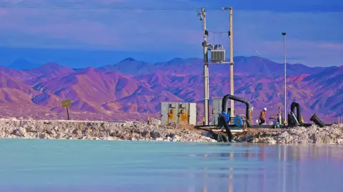 Los ingresos de SQM por litio y derivados totalizaron 4,388.7 millones de dólares durante los primeros nueve meses, una disminución anual de 22%. Foto EE: Reuters